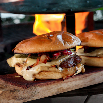Smash Burger au lard fumé, raclette et sauce au poivre