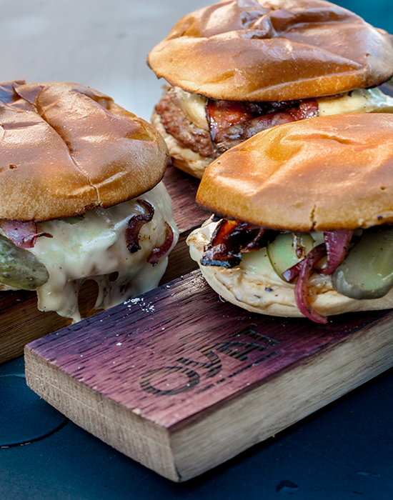 Smash Burger au lard fumé, raclette et sauce au poivre