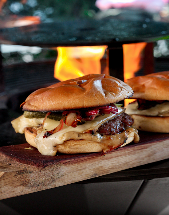 Smash Burger au lard fumé, raclette et sauce au poivre